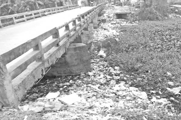 বর্জ্য ফেলে নদী ভরাট