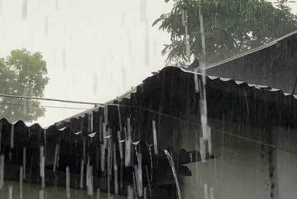 নেত্রকোনায় বজ্রসহ শিলাবৃষ্টি