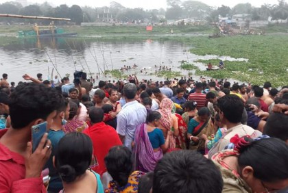 কালিয়াকৈরে অষ্টমীর স্নানে পুণ্যার্থীদের ঢল