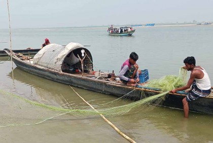 চরভদ্রাসনে মাছ শিকারে ব্যবহার হচ্ছে অবৈধ কারেন্ট জাল