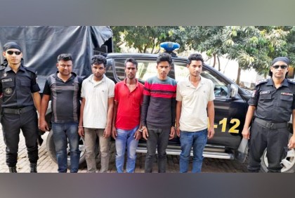 বগুড়ায় র‌্যাবের অভিযানে ফেনসিডিলসহ গ্রেফতার ৫ 