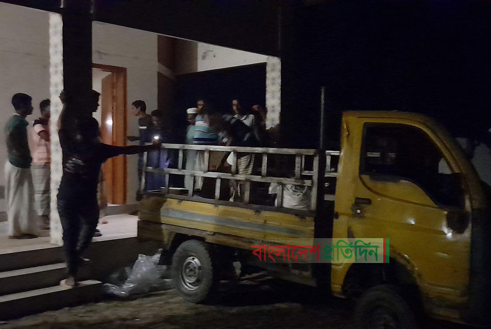 রাতের আঁধারে টিসিবির পণ্য পাচারের সময় আটকে দিলো জনতা