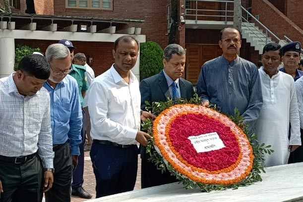 বঙ্গবন্ধুর সমাধিসৌধে নবনিযুক্ত প্রধান তথ্য কমিশনারের শ্রদ্ধা