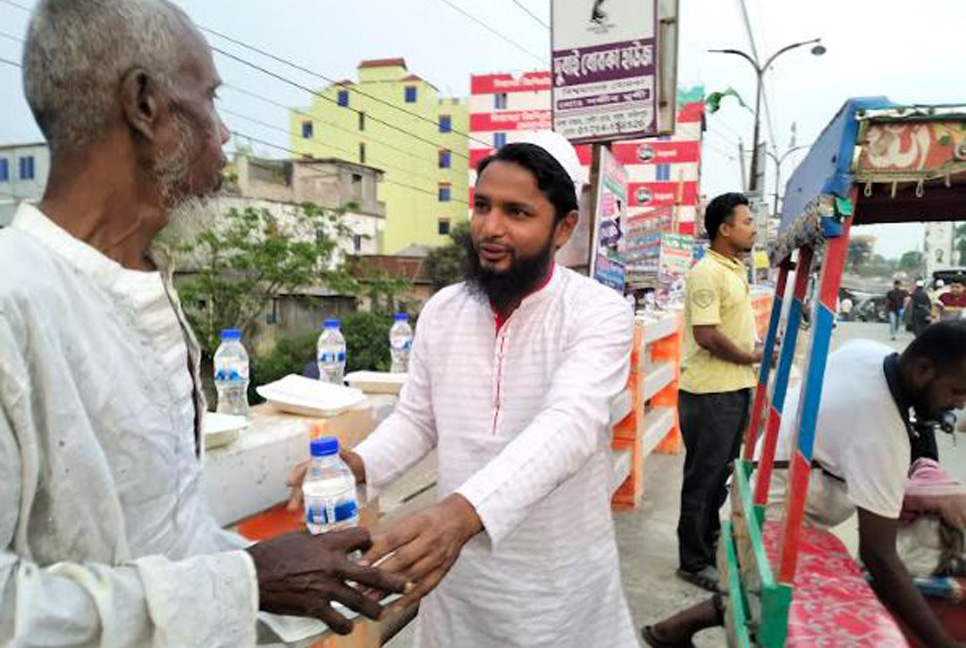 ভাঙ্গায় প্রান্তিক মানুষের মাঝে ইফতার বিতরণ 