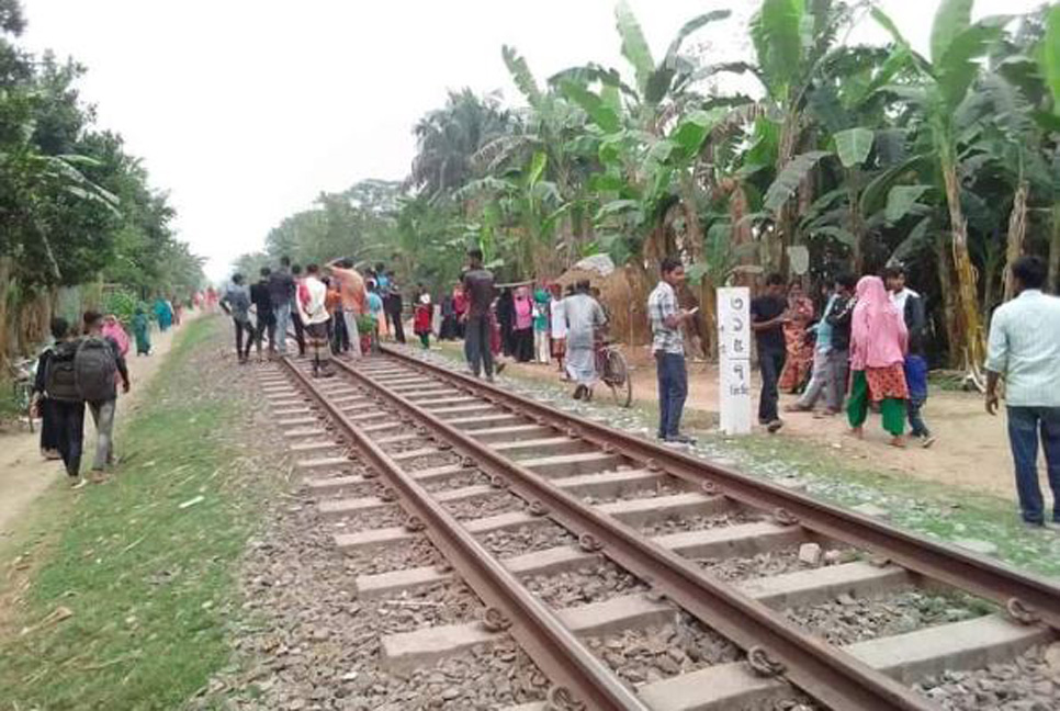 একই ট্রেনের ধাক্কায় পৃথকস্থানে দুইজনের মৃত্যু
