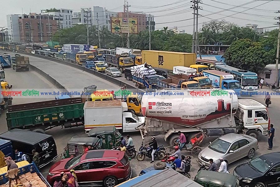 ঢাকা-চট্টগ্রাম মহাসড়কে ৭ কিলোমিটার তীব্র যানজট 