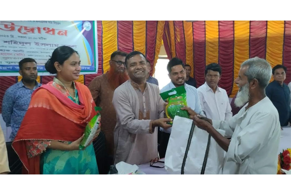 নাটোরে টিআর প্রকল্পের নগদ অর্থ বিতরণ