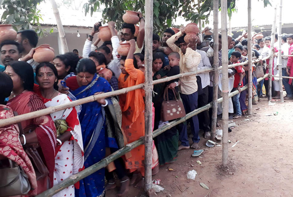নওগাঁর রঘুনাথ মন্দিরে ভক্তদের ঢল
