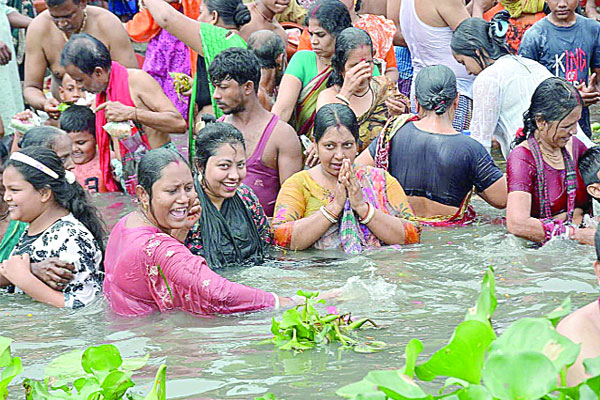 গঙ্গাস্নান উৎসবে হিন্দুধর্মাবলম্বীরা
