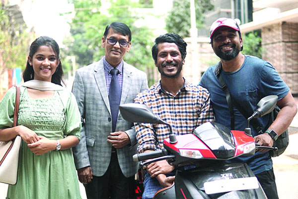 শাড়িওয়ালা ক্লথিং সেন্টারে তাঁরা