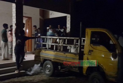 রাতের আঁধারে টিসিবির পণ্য পাচারের সময় আটকে দিলো জনতা