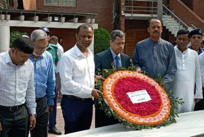 বঙ্গবন্ধুর সমাধিসৌধে নবনিযুক্ত প্রধান তথ্য কমিশনারের শ্রদ্ধা