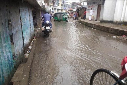 চট্টগ্রামে অল্প বৃষ্টিতে বড় ভোগান্তি