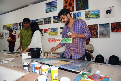 নববর্ষকে স্বাগত জানাতে শোভাযাত্রার প্রস্তুতি 


