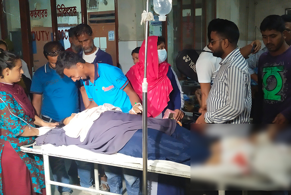 চারতলা ভবনের ছাদ থেকে ফেলে গৃহবধূকে হত্যাচেষ্টার অভিযোগ