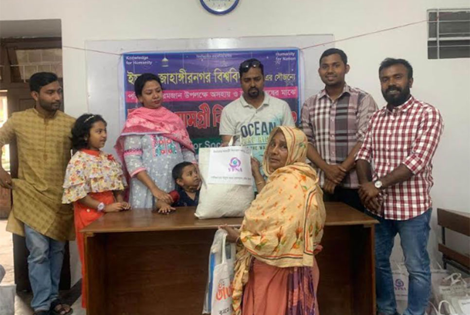 জাবিতে নিম্ন আয়ের মানুষের মাঝে ইফতার সামগ্রী বিতরণ 