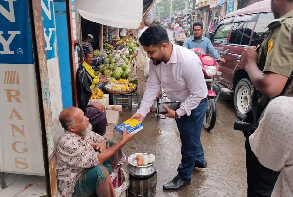 বৈরী আবহাওয়ায় ইফতার নিয়ে পথে পথে ছুটলেন ইউএনও 