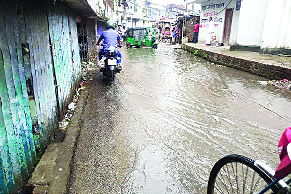 অল্প বৃষ্টিতে বড় ভোগান্তি