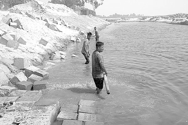লালমনিরহাটে বেড়িবাঁধ নির্মাণে অনিয়ম