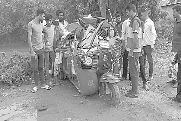 সড়কে তিন নারীসহ নিহত ৬