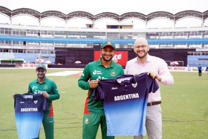 সাকিবের হাতে আর্জেন্টিনার জার্সি
