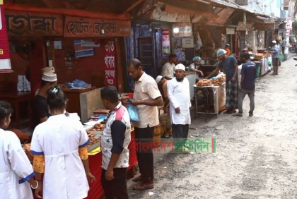 নতুনত্ব নেই বরিশালের ইফতার বাজারে, দাম অস্বাভাবিক