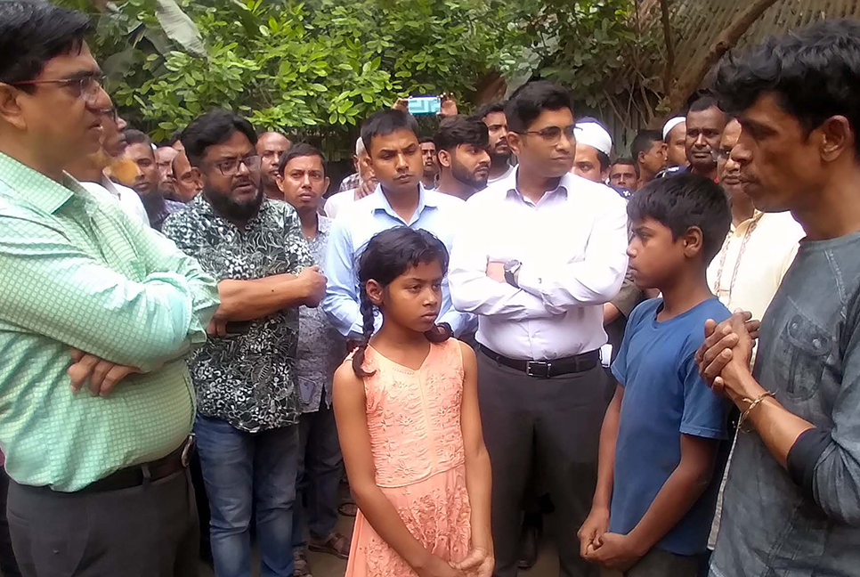 মধুখালীতে নির্যাতনের শিকার বাবা-ছেলের বাড়িতে জেলা প্রশাসক