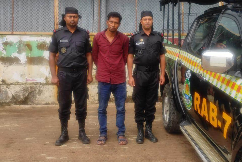 ডিবি সদস্যকে ছুরিকাঘাত করে পালানো মাদক কারবারি আটক

