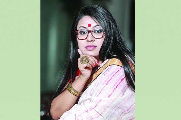 লন্ডনের ইউটিউব চ্যানেলে মিতু কর্মকারের গান
