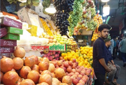 চট্টগ্রামে ফলের দোকানে ‘ক্রেতা নেই’ 

