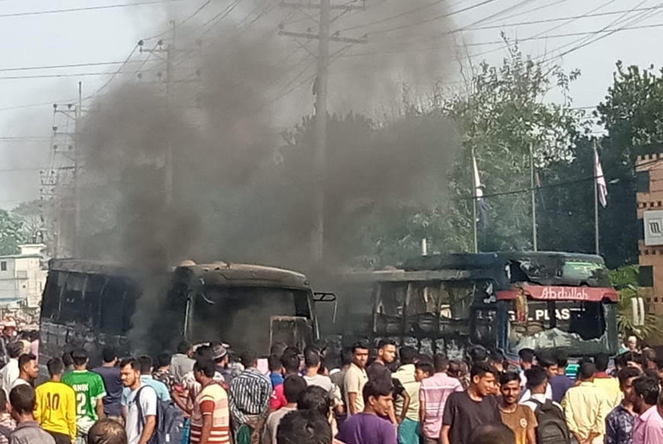 আশুলিয়ায় বাসচাপায় শ্রমিক নিহত, প্রতিবাদে দুই বাসে আগুন