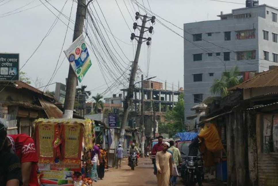 নেত্রকোনায় পৌর শহরজুড়ে ঝুঁকিপূর্ণ বিদ্যুতের খুঁটি