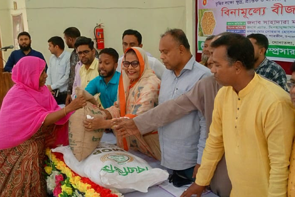 বগুড়ায় কৃষকের মধ্যে বীজ-সার বিতরণ