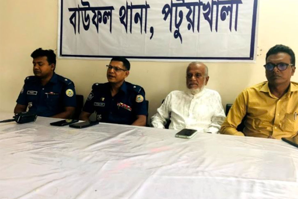 বাউফলে সাংবাদিকদের সঙ্গে ওসির মতবিনিময় সভা