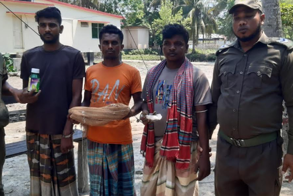 সুন্দরবনে বিষ দিয়ে মাছ ধরতে গিয়ে ৩ জেলে আটক
