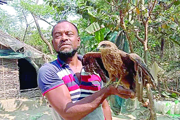 বাজপাখির সঙ্গে জেলের সখ্য