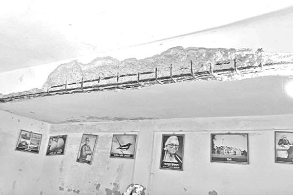 পরিত্যক্ত ভবনে ঝুঁকি নিয়ে ক্লাস