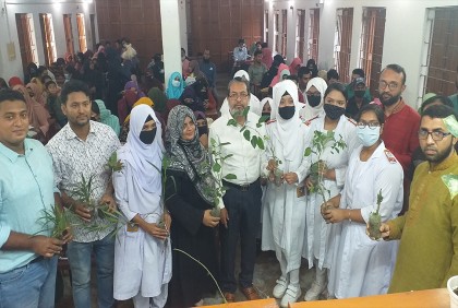 শিক্ষার্থীদের হাতে হাতে গোলাপ অর্কিড ও অ্যাডেনিয়াম 