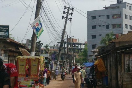 নেত্রকোনায় পৌর শহরজুড়ে ঝুঁকিপূর্ণ বিদ্যুতের খুঁটি