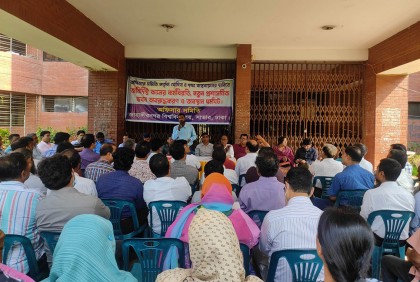 জাবিতে ৪ দফা দাবিতে প্রশাসনিক ভবন অবরোধ