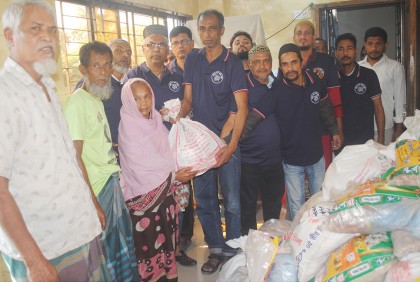 বরিশালে অসহায় পরিবারের মাঝে নিত্যপণ্য বিতরণ