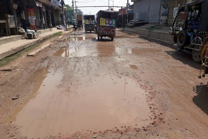 খানাখন্দে ভরা কলাপাড়া পৌর শহরের প্রধান সড়ক