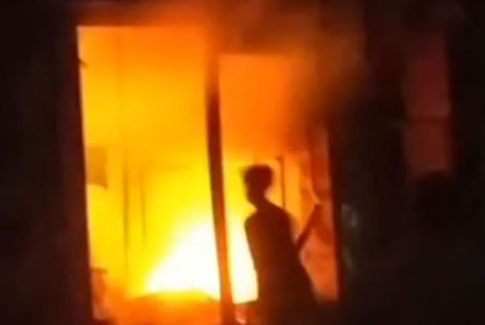 গলাচিপায় আগুনে পুড়ে ছাই গার্মেন্টেসের দোকান 
