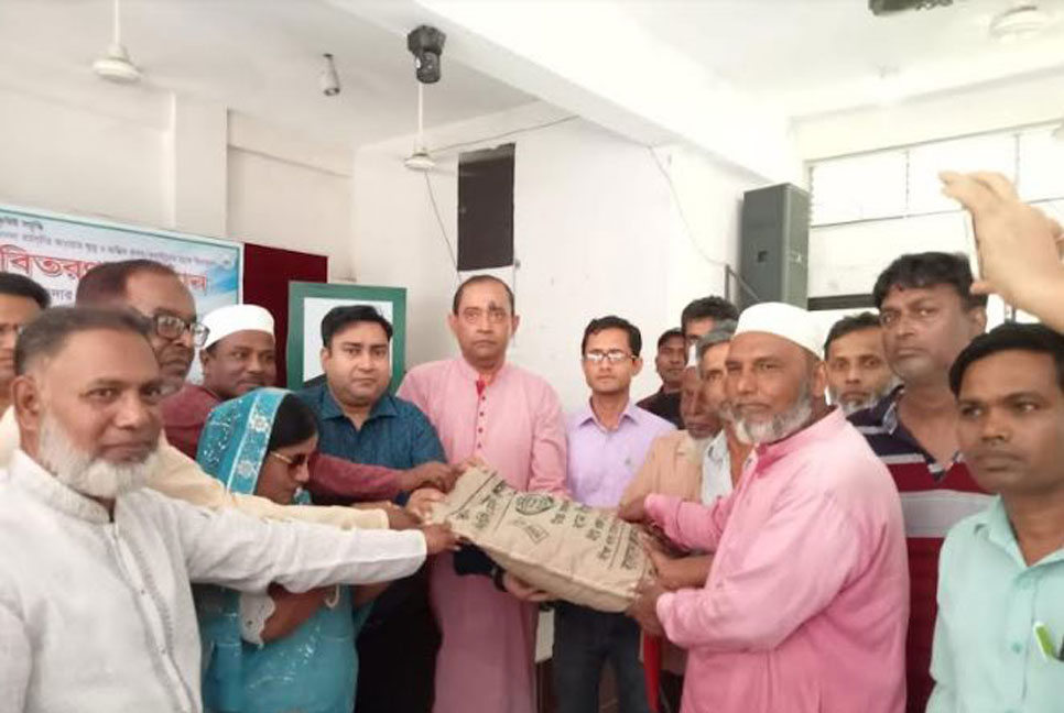 কালিয়াকৈরে কৃষকদের মাঝে বিনামূল্যে সার ও বীজ বিতরণ অনুষ্ঠান 