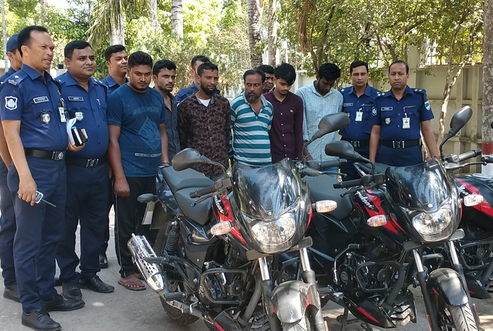 চুয়াডাঙ্গায় তিনটি মোটরসাইকেলসহ চোর চক্রের ছয় সদস্য গ্রেফতার 