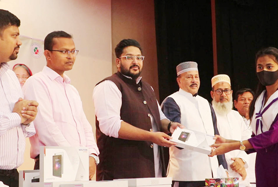 নওগাঁয় ট্যাব পেল ৩৩৬ শিক্ষার্থী
