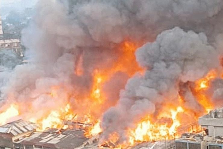 বঙ্গবাজারে আগুন: ঘটনাস্থলে যাচ্ছে ঢাকা ও আশপাশের সব ইউনিট