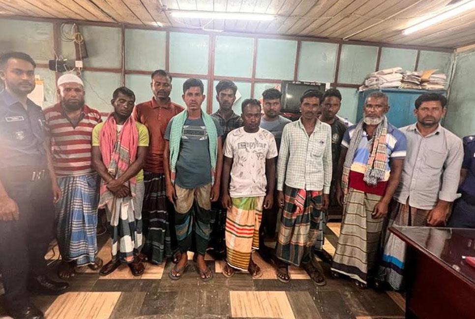 চাঁদপুরে ৭ লাখ মিটার কারেন্ট জাল জব্দ, ১৯ জেলে আটক