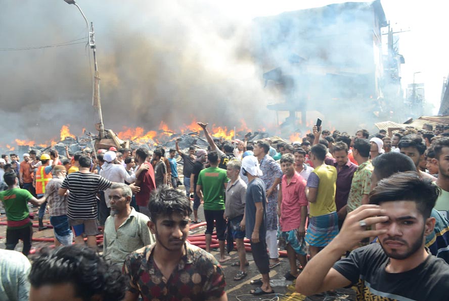 উৎসুক জনতার কারণে আগুন নেভাতে বিলম্ব