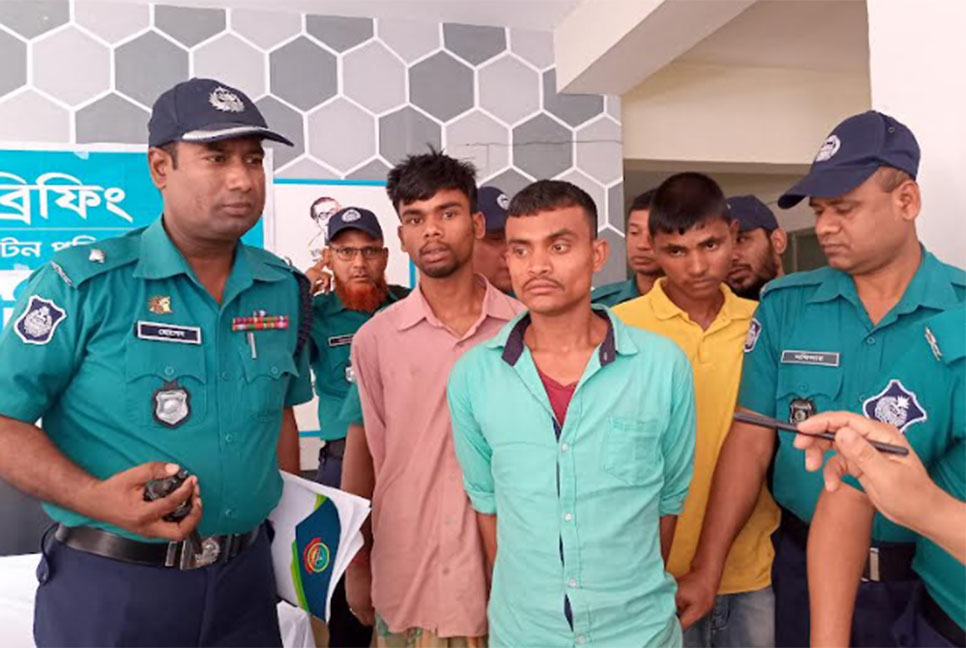 জুয়া খেলার ঋণ শোধ করতে
অটো চালককে হত্যা